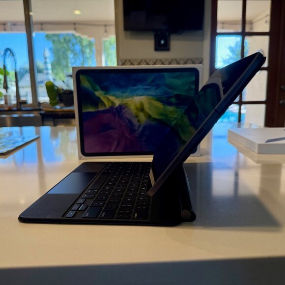 Apple iPad Pro 11-inch Wi-Fi/Cellular plus Magic Keyboard - Picture 5 of 10